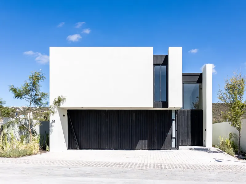Fachada blanca de Casa Roqueño 68 en La Espiga, Querétaro
